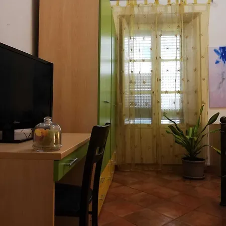 לינה וארוחת בוקר Guglielmo Room's 4*